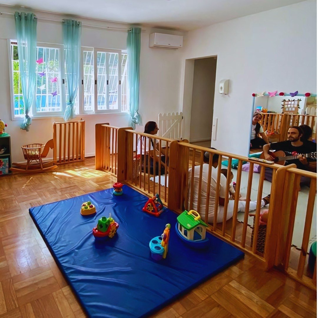 Espaço do Berçário com tatame e brinquedos de madeira