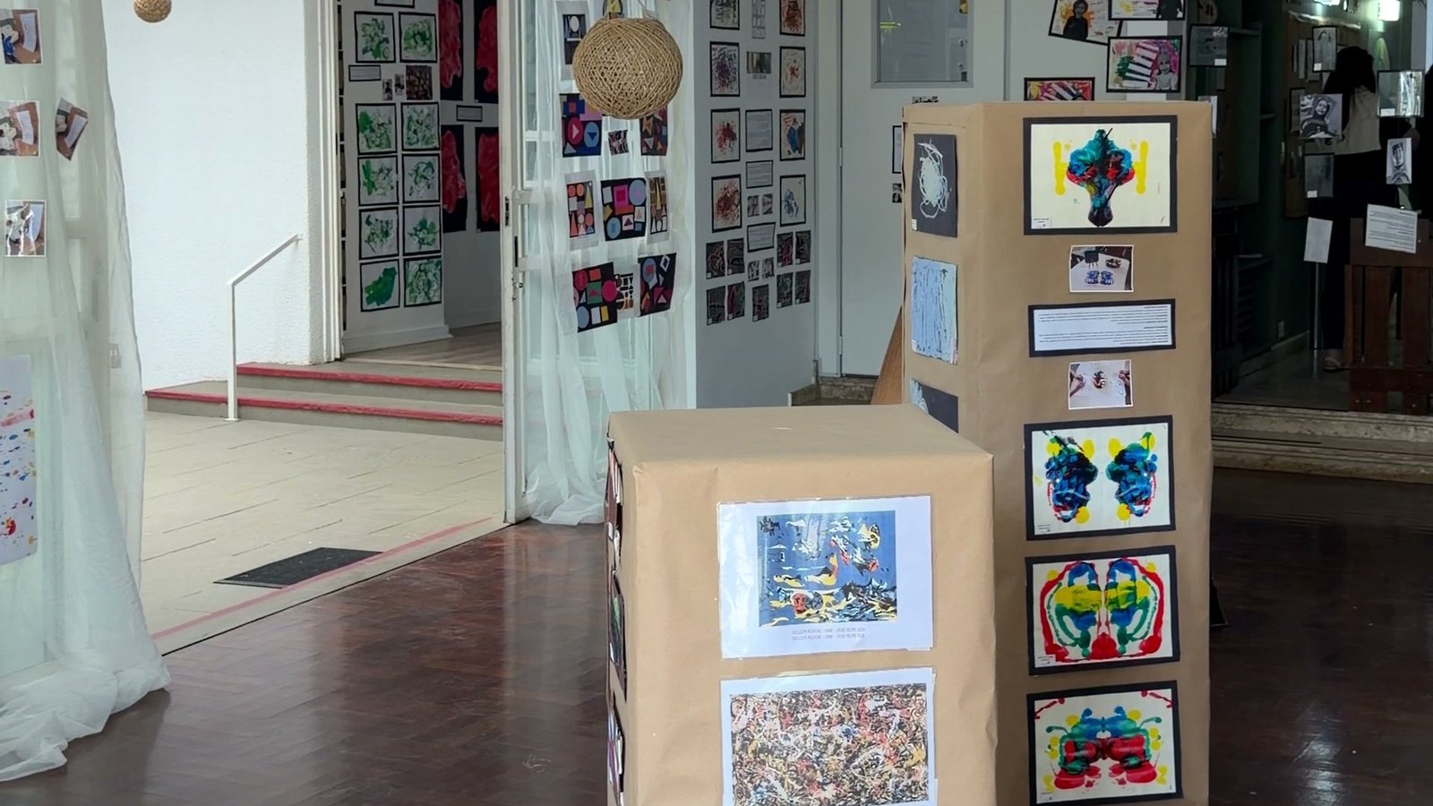 Exposição dos trabalhos das crianças no salão da All Together