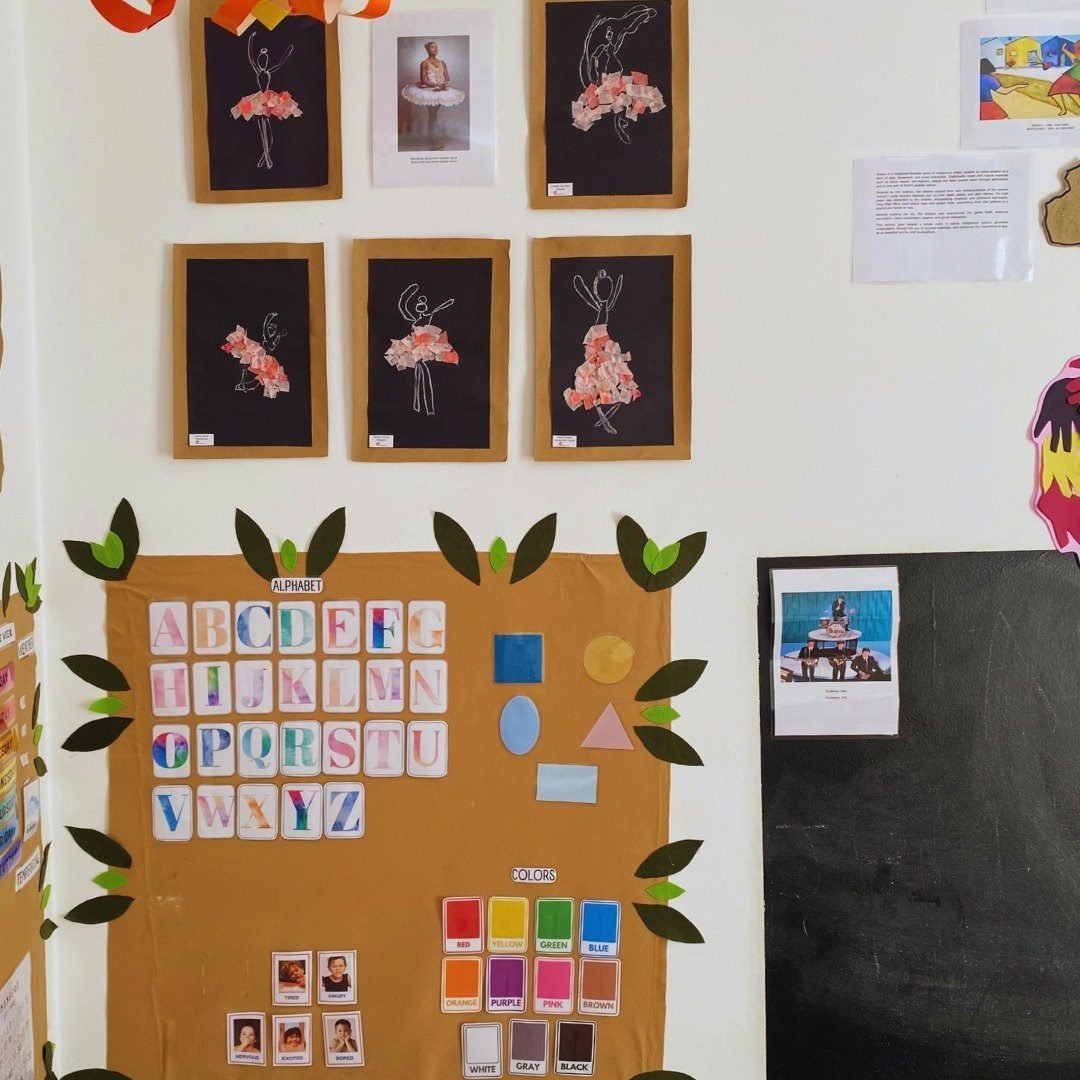 Mural da sala com alfabeto e cores em inglês
