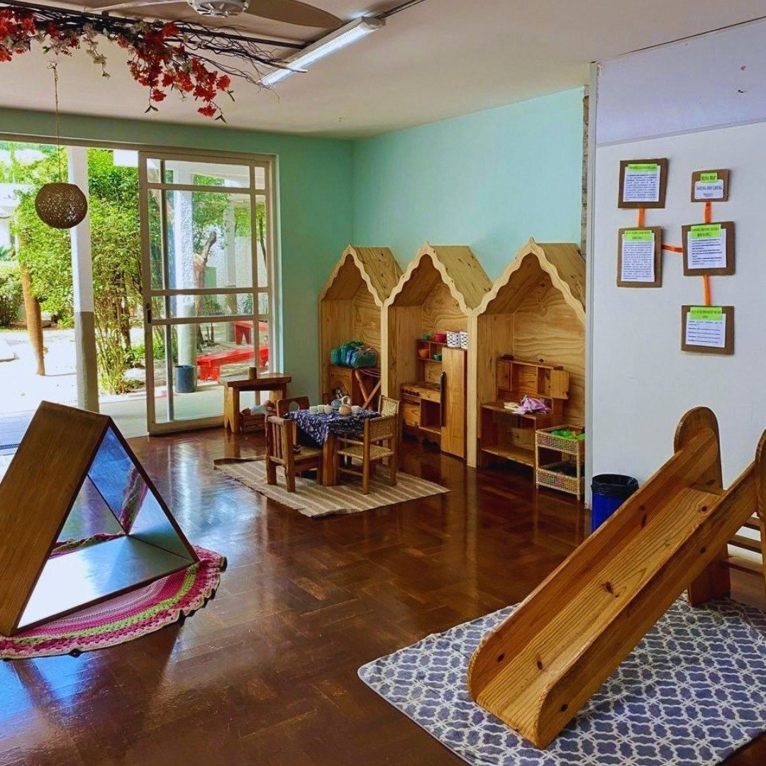Sala com escorregador de madeira e casinhas